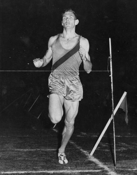 Peter Snell breaks World Mile 1962